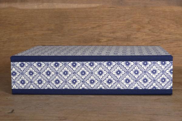 Manufactory box with a fixed lid and magnetic closure